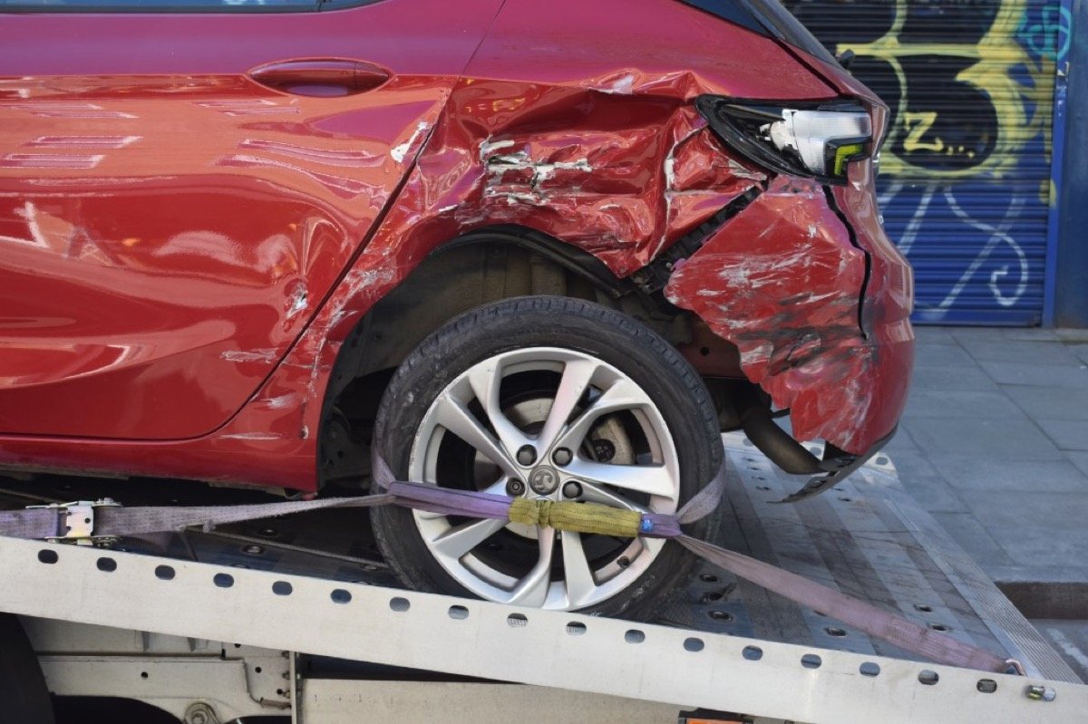Havarisani crveni auto na šlep službi — otkup neispravnih vozila Novi Sad